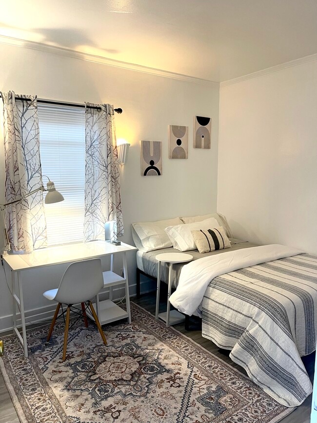 Building Photo - 1917 N Oxford Ave