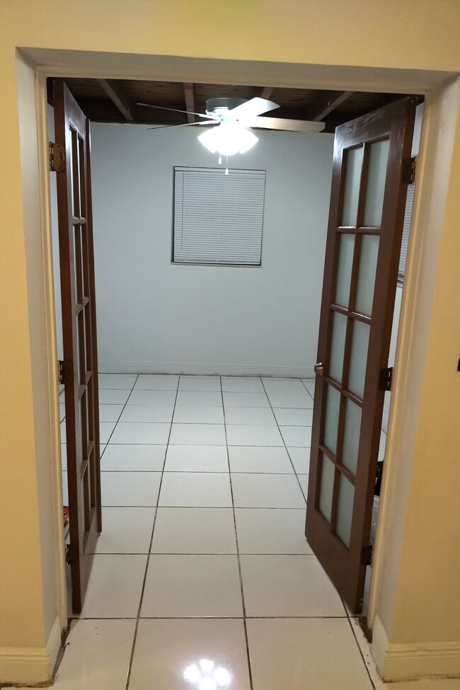 Florida Room / Bedroom #3 - 2813 Acapulco Dr Unit 3BR - 1.5Bath