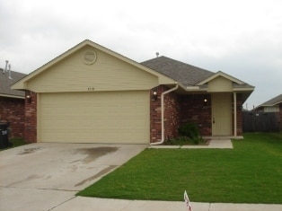 Building Photo - Charming Home - Moore Schools
