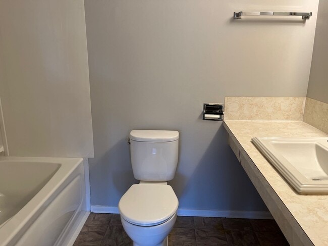 Photo - 1 Bed 1 Bath Unit in Red Deer, AB Unit 9