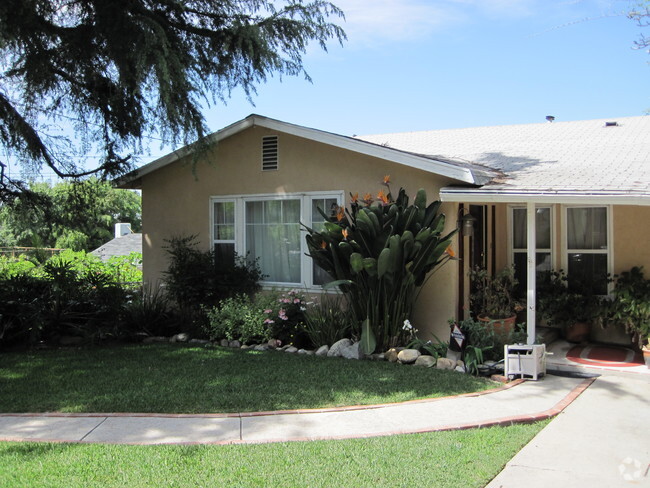 Lush front yard - 6505 Monterey Rd Rental