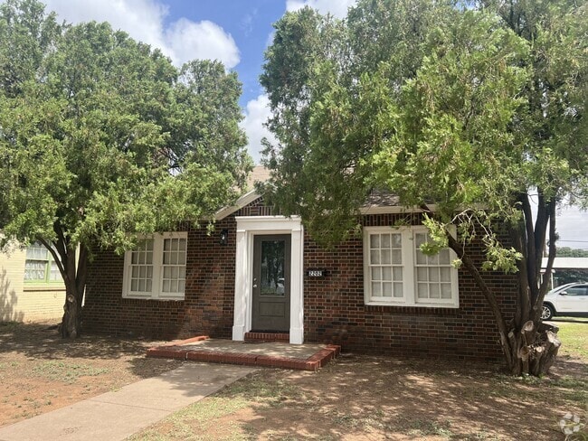 Building Photo - 2202 28th St Rental