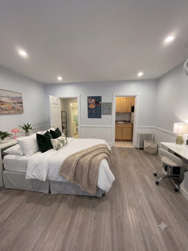 Photo - Charming Back Bay Studio on Beacon Street!