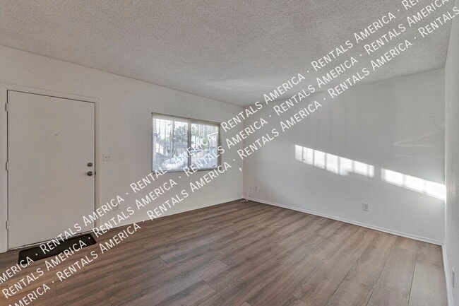 Photo - 749 E 6th St