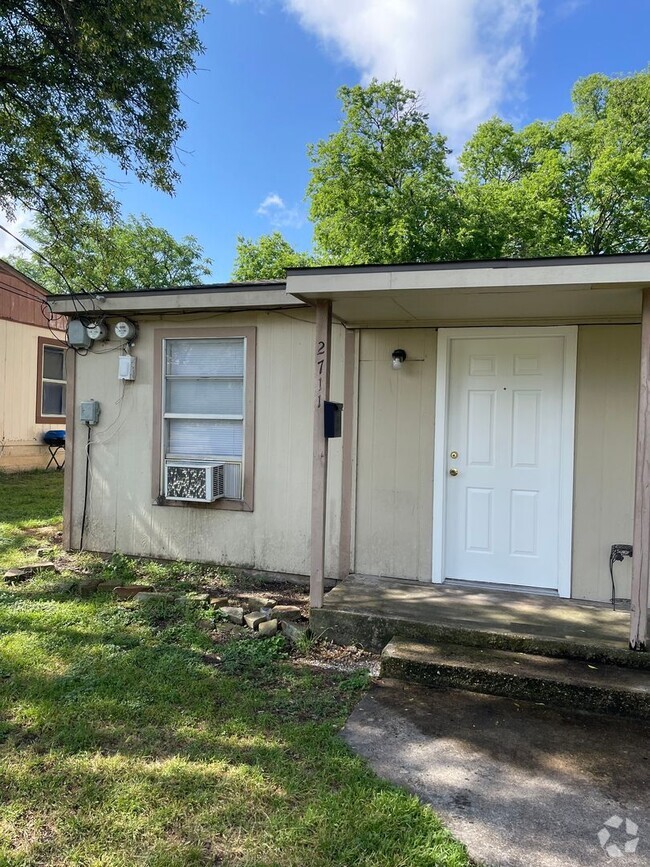 Building Photo - Available Now 1 BR, 1 BA Duplex $700/mo Rental
