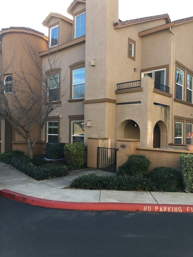 Building Photo - 5350 Dunlay Dr Unit 2117