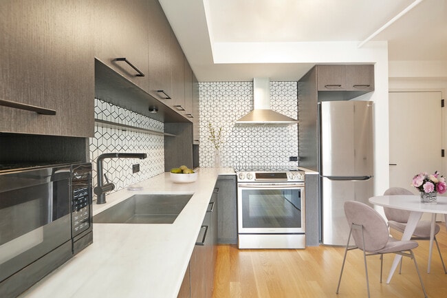 101 E 10th St