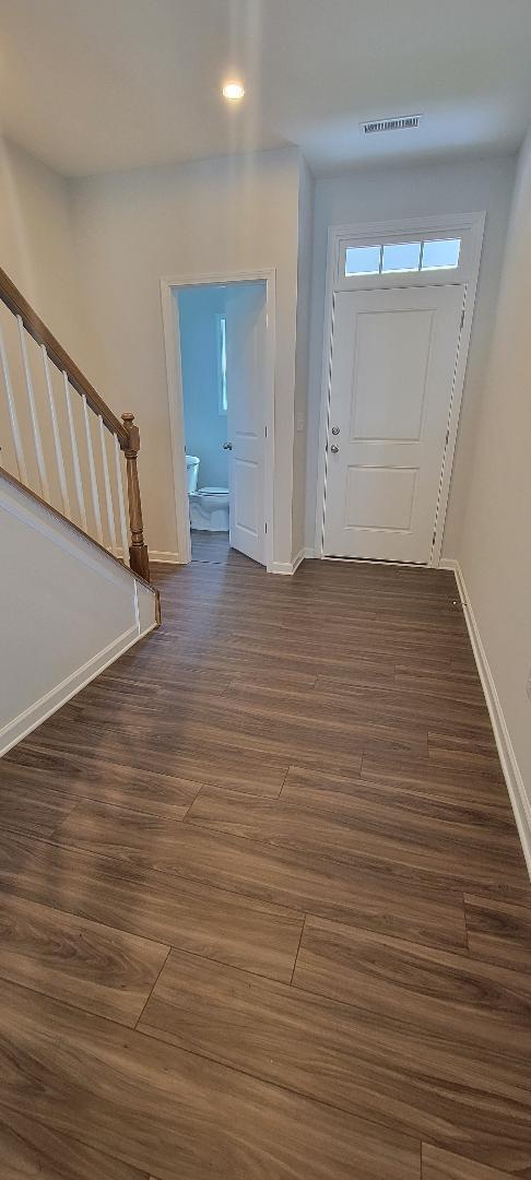 Front door, powder room to the right and hallway to the kitchen - 804 Oak Center Dr