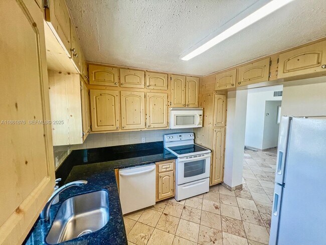 Building Photo - 2025 NE 164th St Unit 716