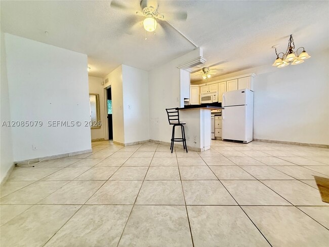 Building Photo - 22 SE 3rd St Unit 7
