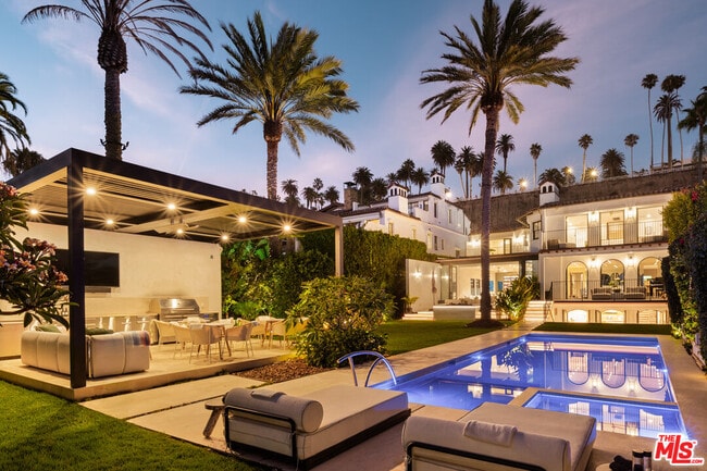 Building Photo - 972 Palisades Beach Rd