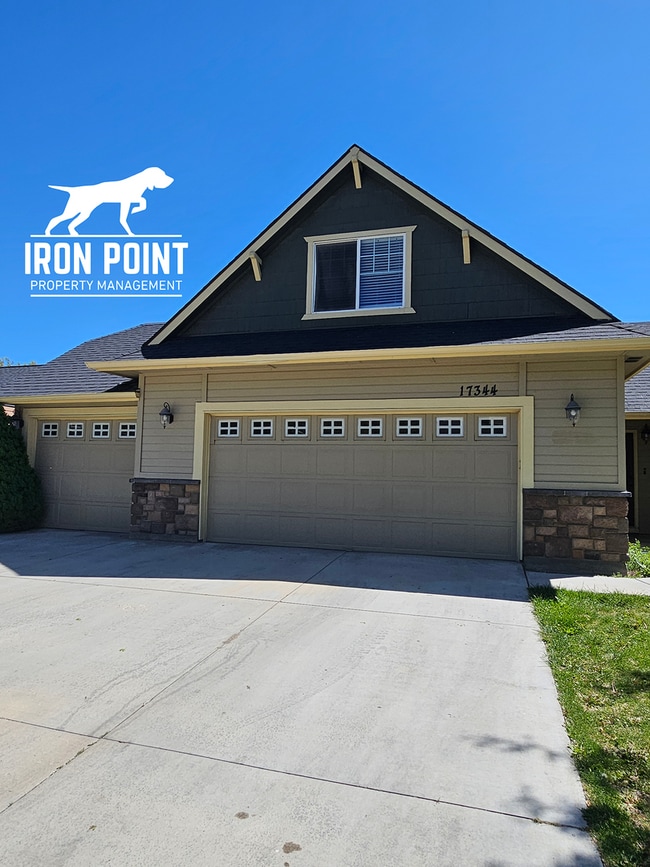 Photo - 3bed/2bath w/3 car garage, upstairs bonus room, vaulted ceilings, & fenced yard.