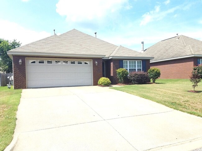 Building Photo - POOL Service INCLUDED Beautiful 3 Bedroom, 2 Bath, 2 Car Garage Home in Brookstone subdivision in...