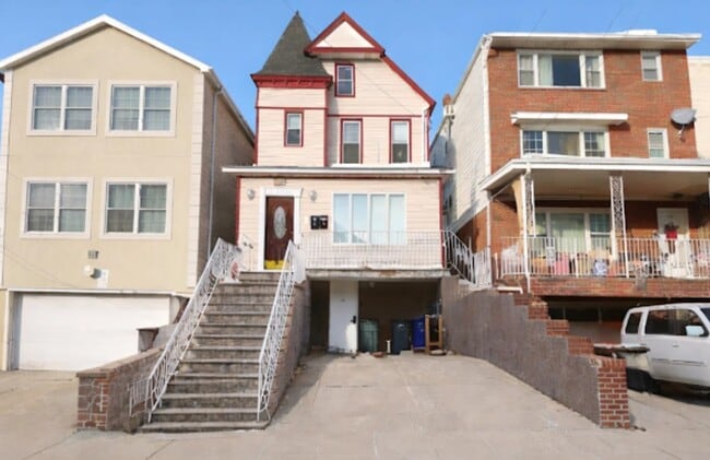 Building Photo - 712 17th St