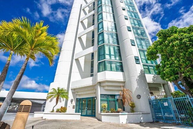 Building Photo - Bright 3-Bedroom Honolulu Condo with 2 Par...