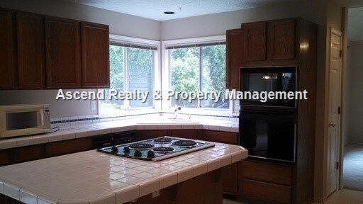 Photo - Wilsonville 2 Level Work Shop/Workout Room Fenced Yard Quick Access to I5 & Shops