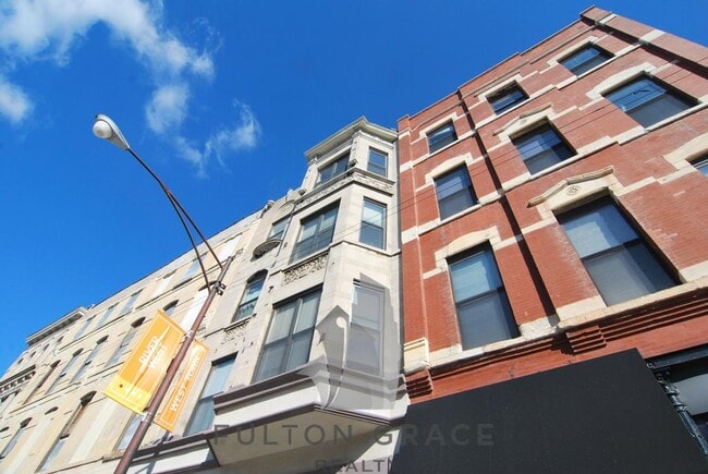 Building Photo - 705 N Milwaukee Ave Unit #1R