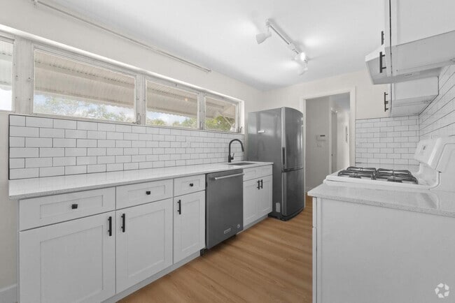 Building Photo - 5720 Parke Ave Rental