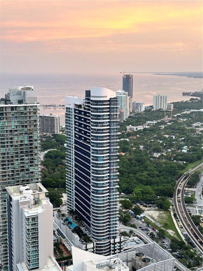 Building Photo - 60 SW 13th St Unit 2807