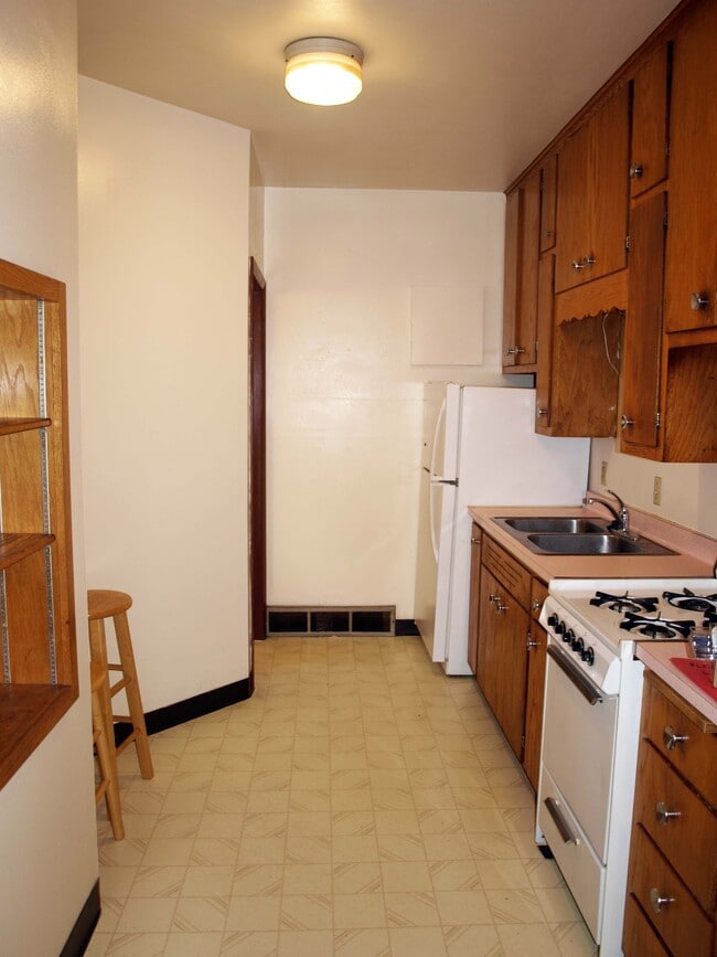 Kitchen - 1935 University Ave Unit Apt 1