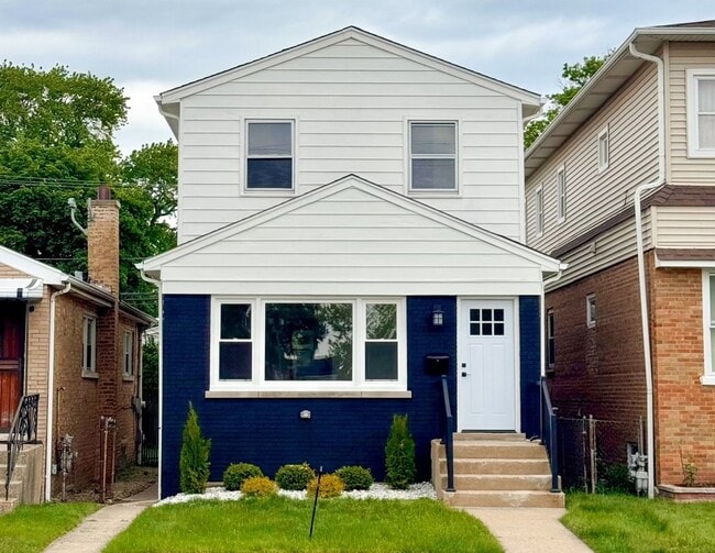 Building Photo - 6218 W Foster Ave