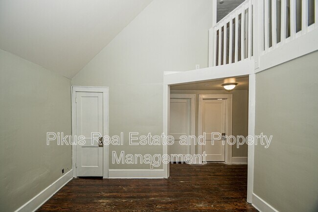 Photo - 487 Crouse St