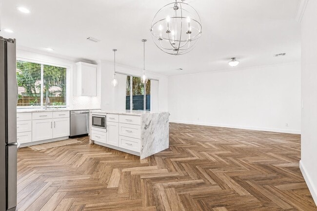 Photo - 350 SW 8th St