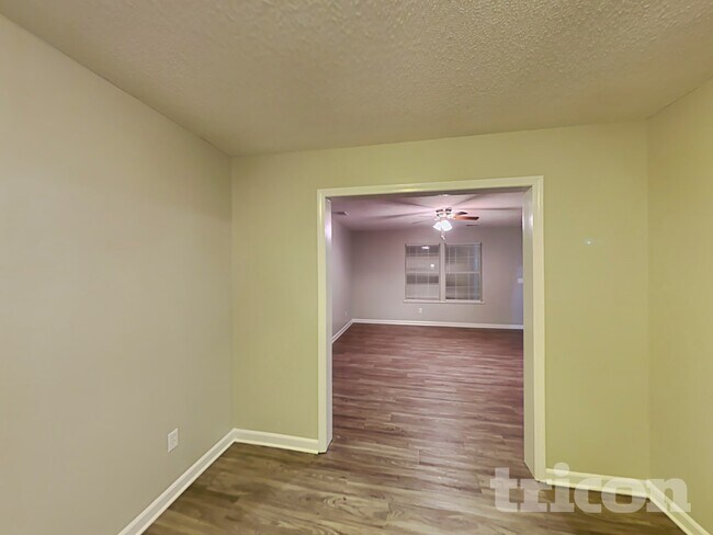 Photo - 410 Fox Trot Dr