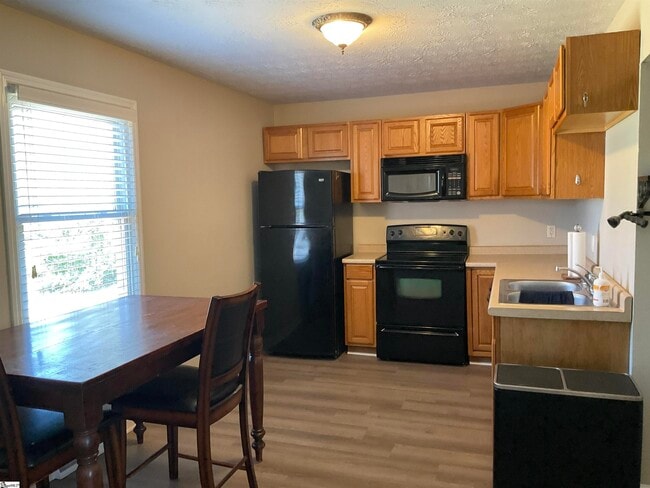 Photo - 220 Larchwood Dr