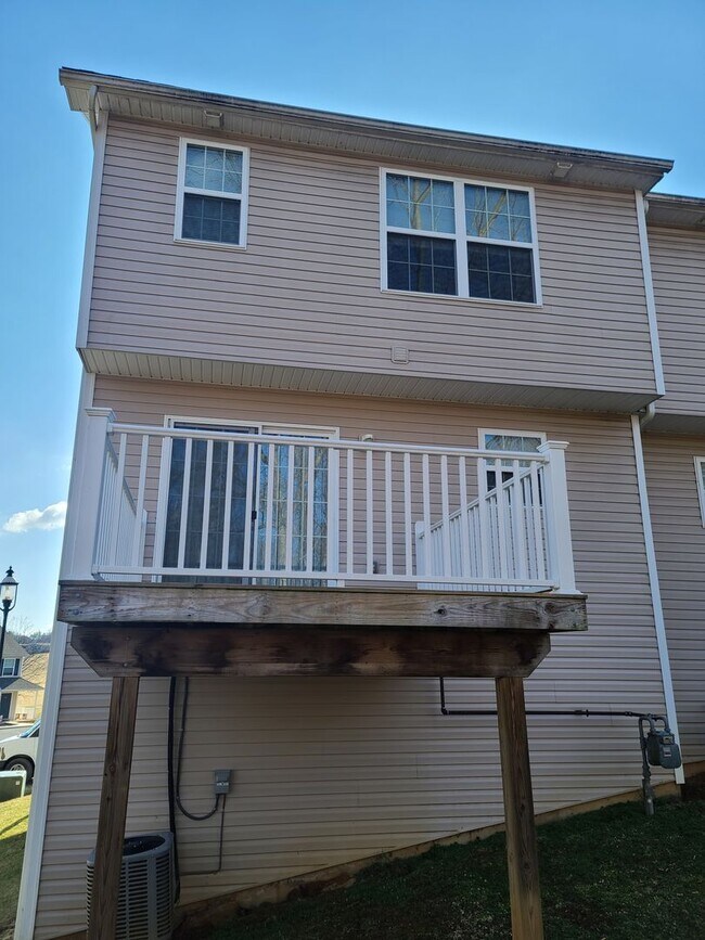 Photo - 3 Bedroom 2 1/2 bath ** End Unit** Townhome for Rent in Waynesboro