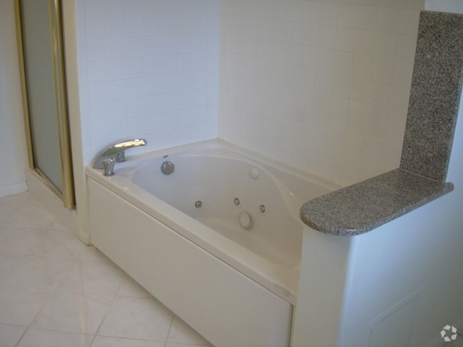 Jetted jacuzzi - 1717 Armacost Ave Rental