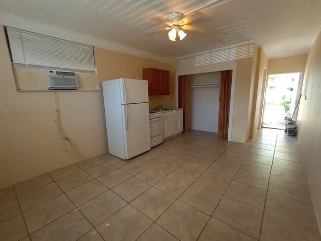 Building Photo - 182 W 34th St Unit Studio