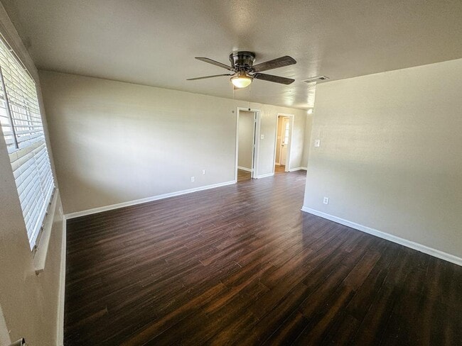 Photo - 305 Larkspur St