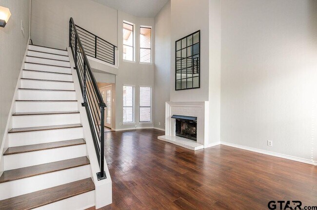 Photo - 5809 Hollytree Dr