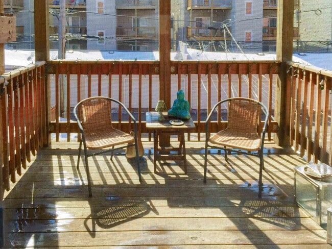 Photo - 1319 W Belmont Ave Unit 2