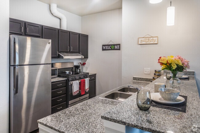 2BR, 2BA - 875SF - Kitchen - The Annex of Memphis