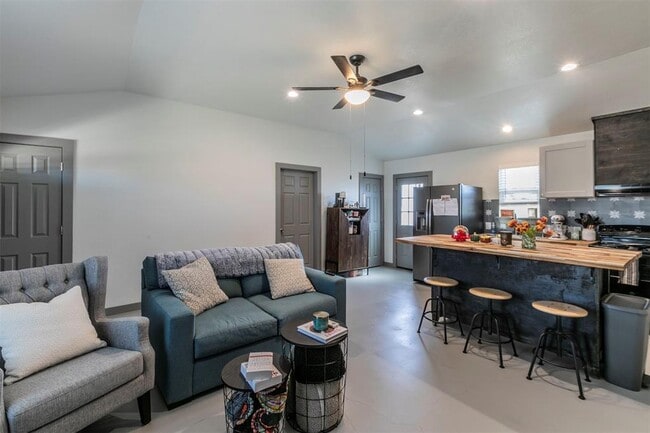 Photo - 4613 Joseph St