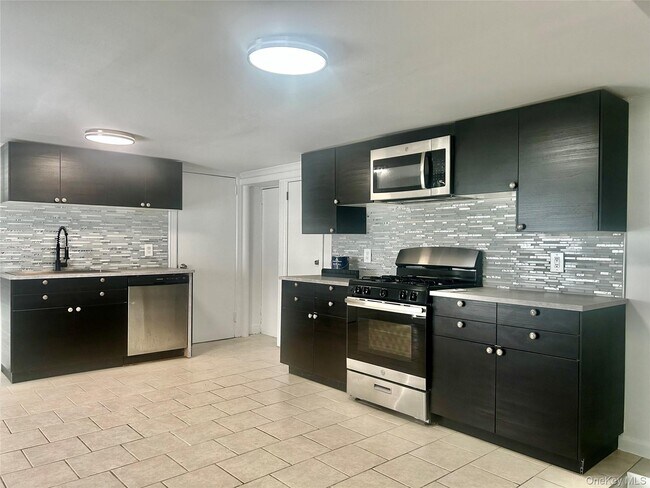 105 Mitchell Ave Unit Garden level