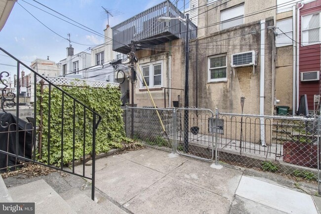 Photo - 1744 Johnston St