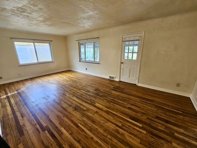 Living room - 1129 Clearbrook Dr Unit 2