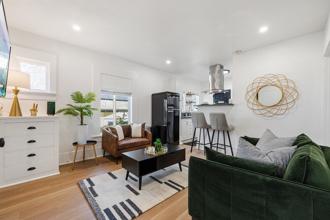 Building Photo - 1055 21st St Unit 4