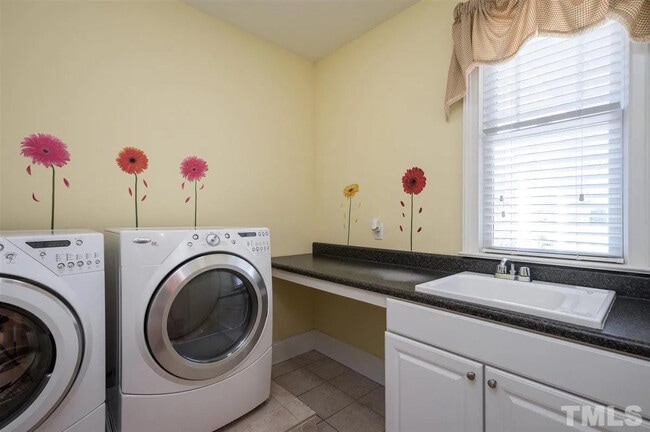 Photo - Room in House on Raven Wood Dr