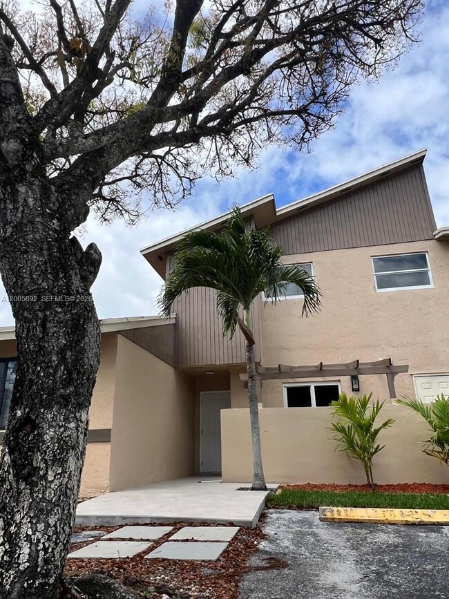 Building Photo - 3632 SW 112th Ave Unit 6-3