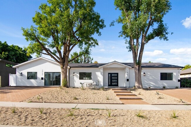 Modern 5 bedroom House for lease in Northr... - Modern 5 bedroom House for lease in Northr...
