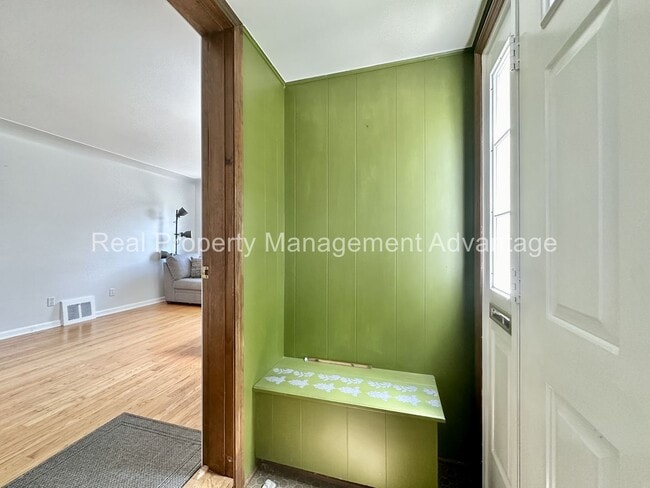 Photo - 1596 Albany St