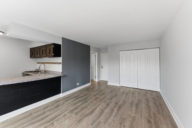 Building Photo - 5533 N Kenmore Ave Unit 506