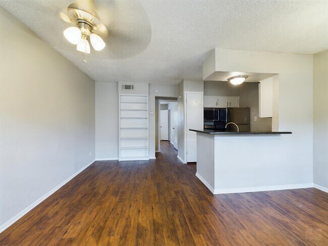 Building Photo - 2401 Manor Rd Unit 125