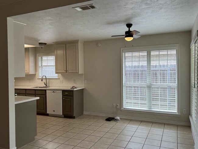 Photo - 225 Karten Ln