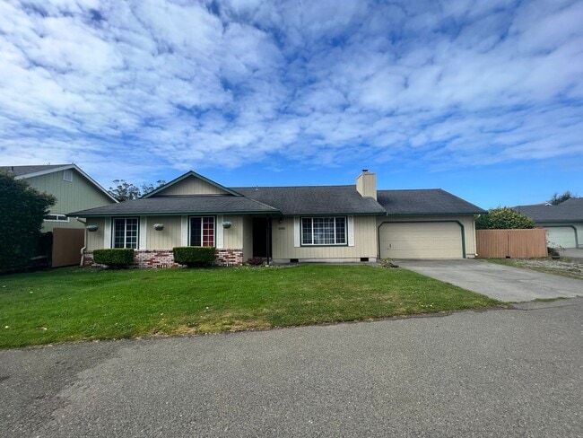 Building Photo - 3 bedroom, 2 bath single level home in Mckinleyville with Double Car Garage!