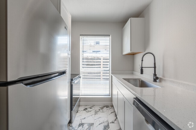 1BR, 1BA - 785SF - Kitchen